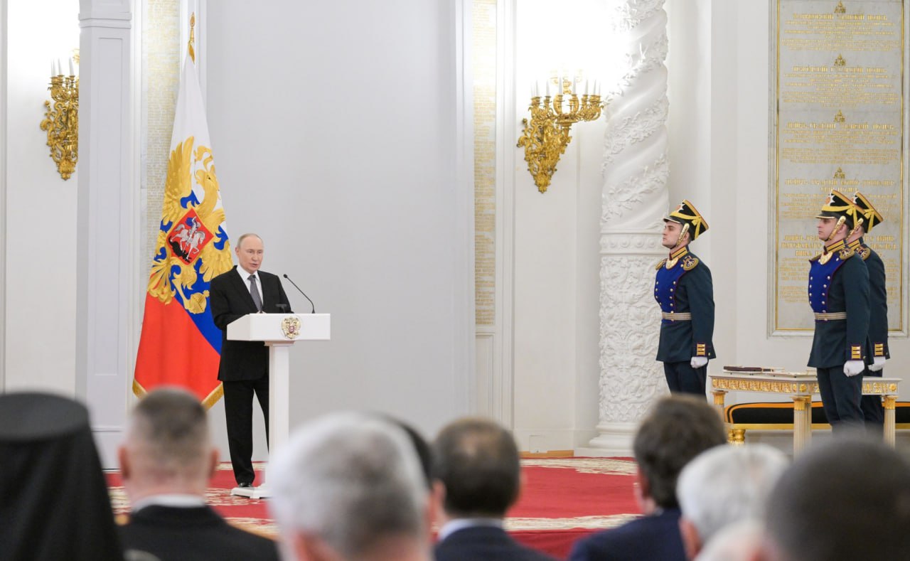 Владимир Путин вручил медали Героям России