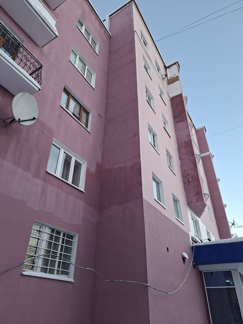 Жителей Мурманска удивило качество малярных работ «в полосочку» на нескольких домах Жителей Мурманска удивило качество малярных работ «в полосочку» на нескольких домах