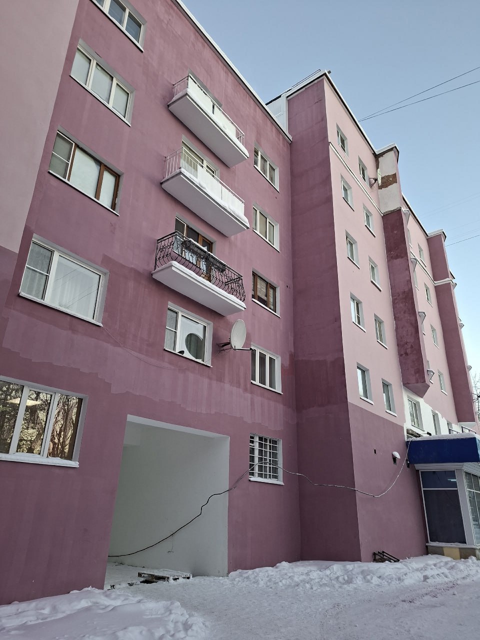 Жителей Мурманска удивило качество малярных работ «в полосочку» на нескольких домах