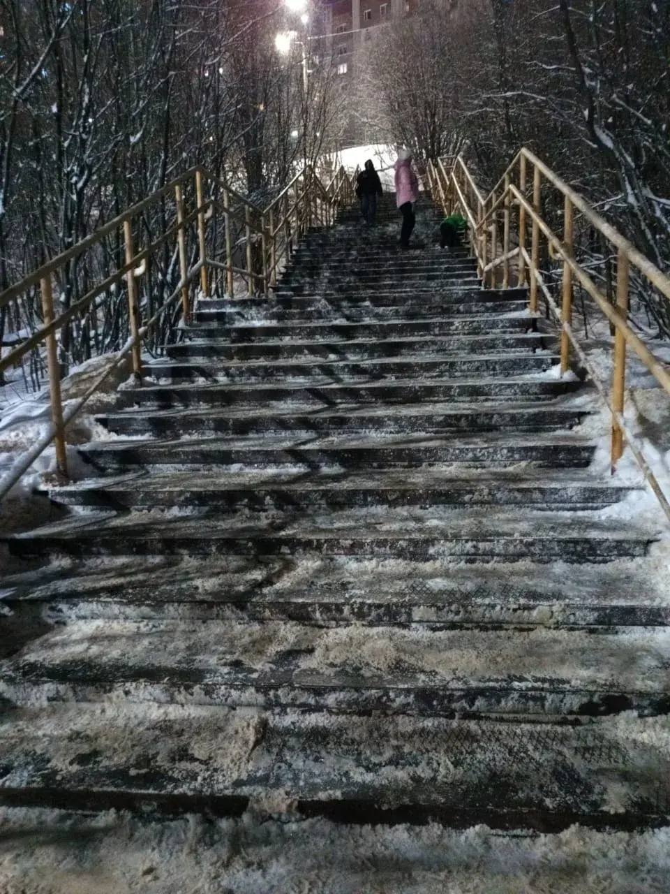 Более 2 тысяч кубометров снега вывезли из Мурманска за сутки Более 2 тысяч кубометров снега вывезли из Мурманска за сутки