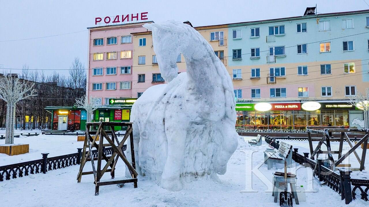 В Мончегорске лепят снежную лошадь – символ 2026 года В Мончегорске лепят снежную лошадь – символ 2026 года