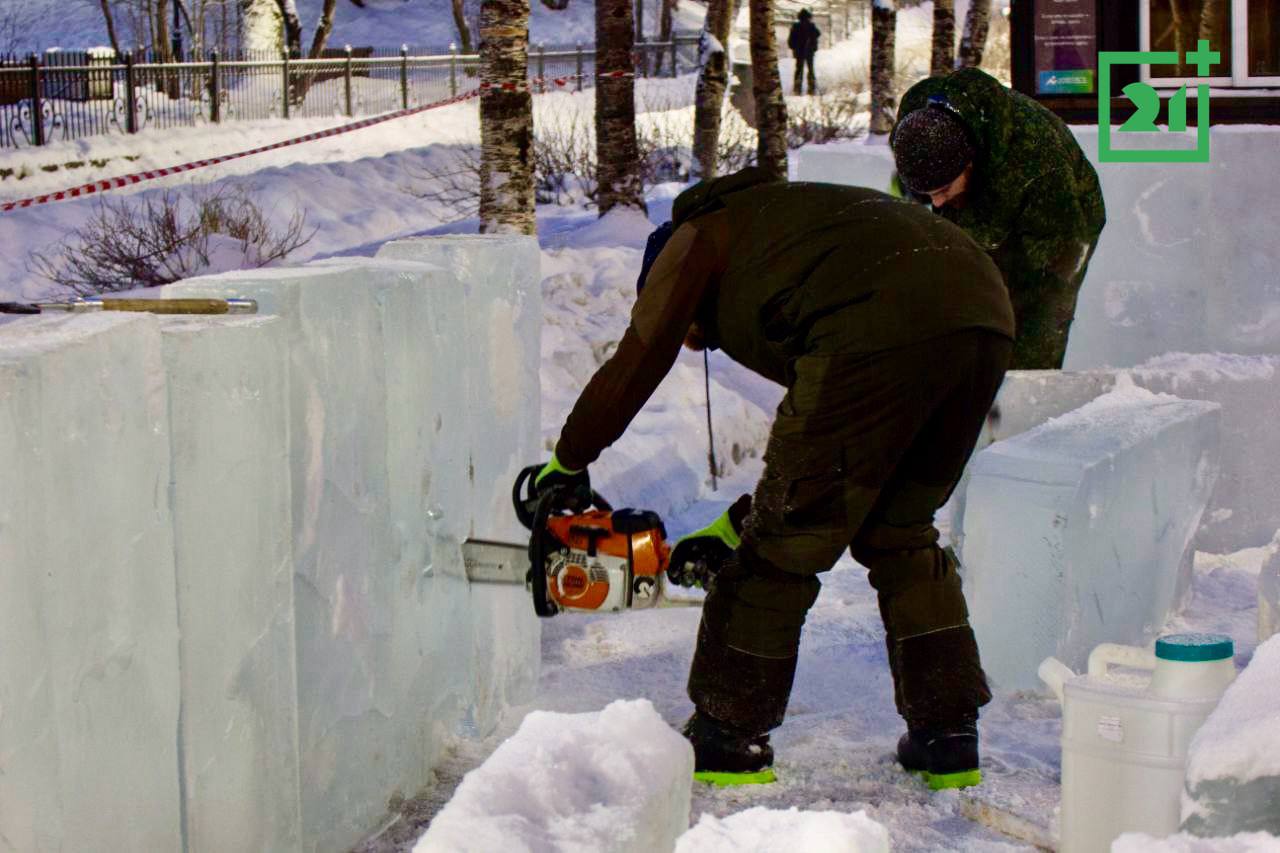 В Мурманске на Воровского строят ледяной лабиринт В Мурманске на Воровского строят ледяной лабиринт