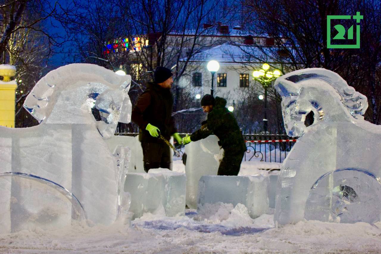 В Мурманске на Воровского строят ледяной лабиринт В Мурманске на Воровского строят ледяной лабиринт