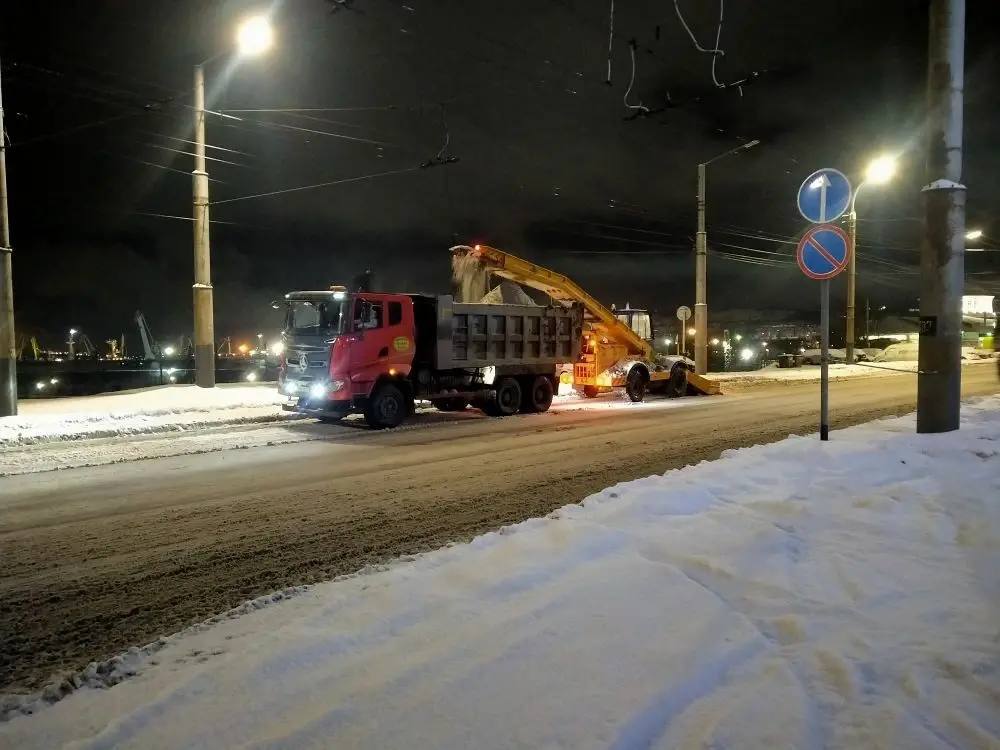 Более 2 тысяч кубометров снега вывезли из Мурманска за сутки Более 2 тысяч кубометров снега вывезли из Мурманска за сутки