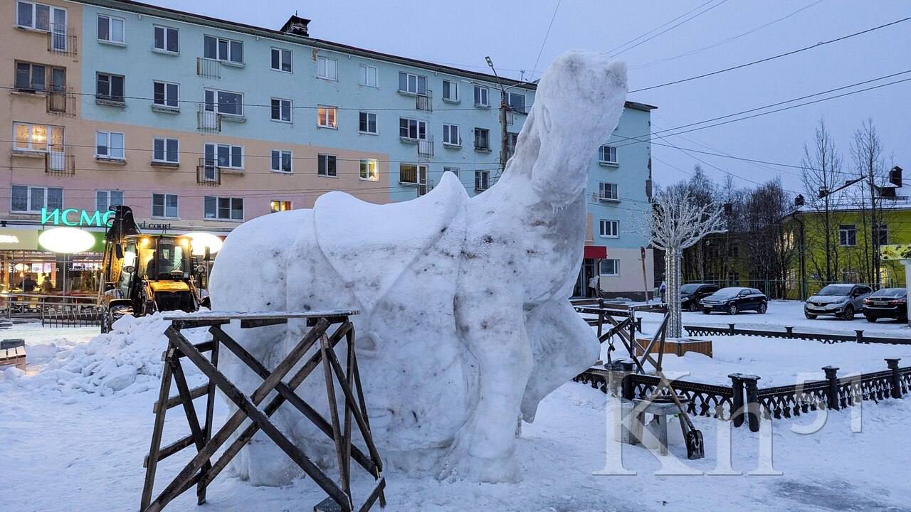 В Мончегорске лепят снежную лошадь – символ 2026 года В Мончегорске лепят снежную лошадь – символ 2026 года