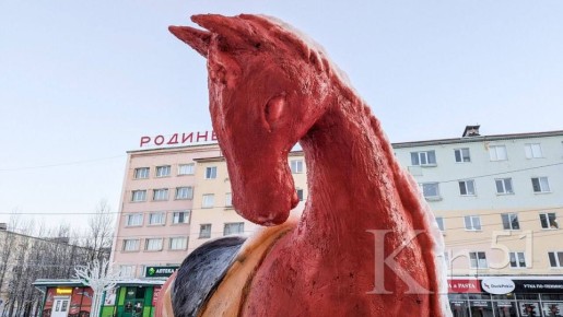 В Мончегорске лепят снежную лошадь – символ 2026 года