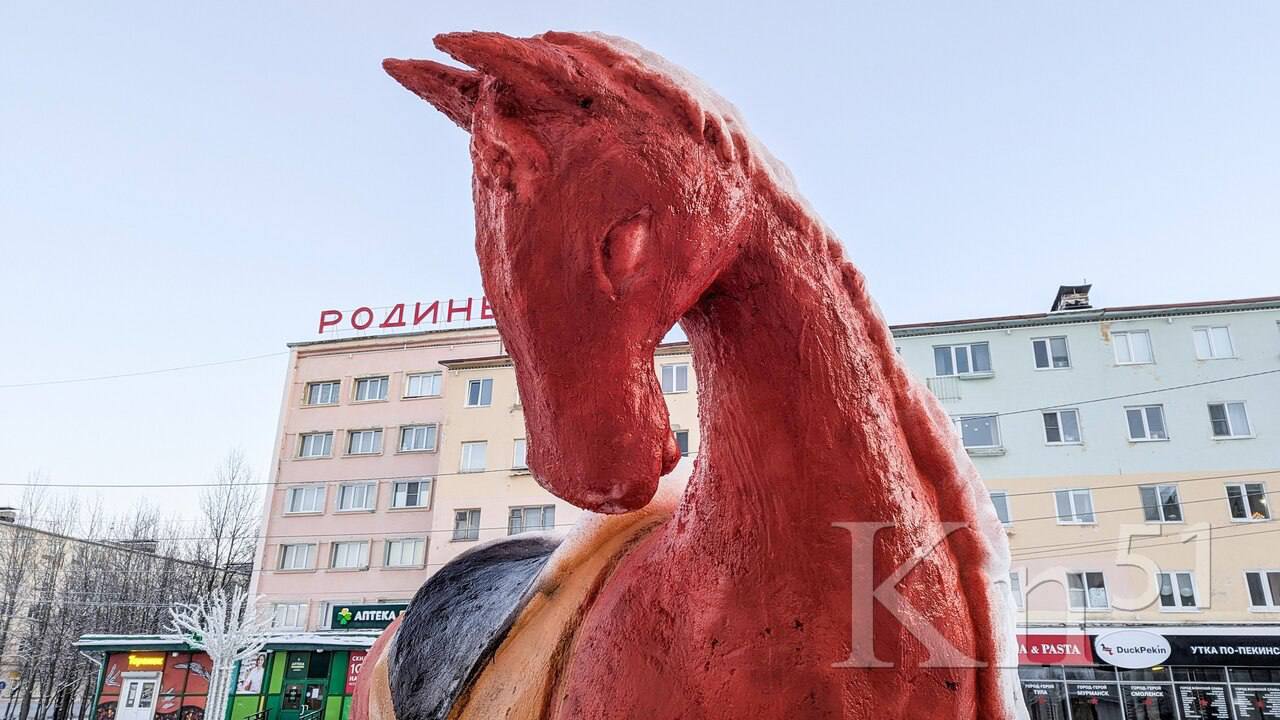 В Мончегорске лепят снежную лошадь – символ 2026 года