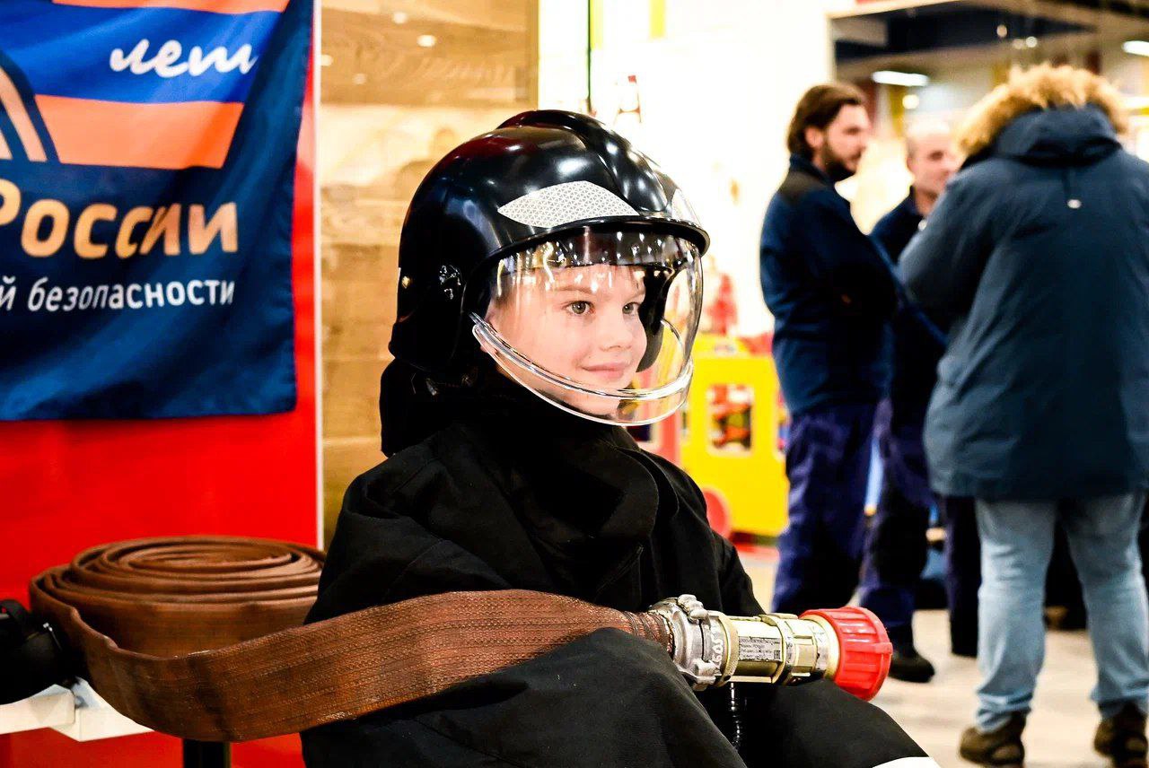 В Мурманске открылась выставка, посвященная 35-летию МЧС России В Мурманске открылась выставка, посвященная 35-летию МЧС России