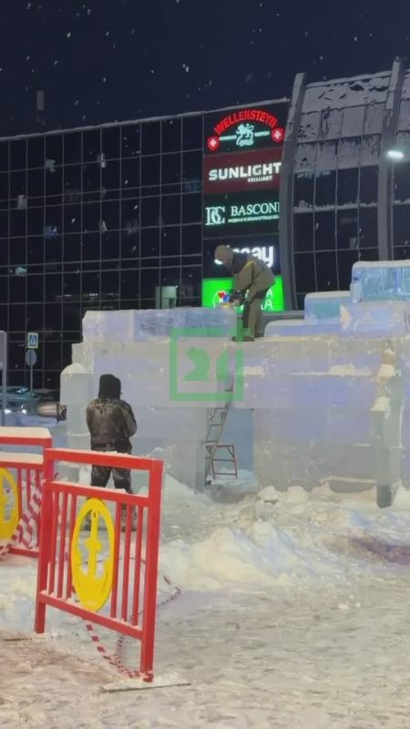 В центре Мурманска строят ледяной дом Деда Мороза