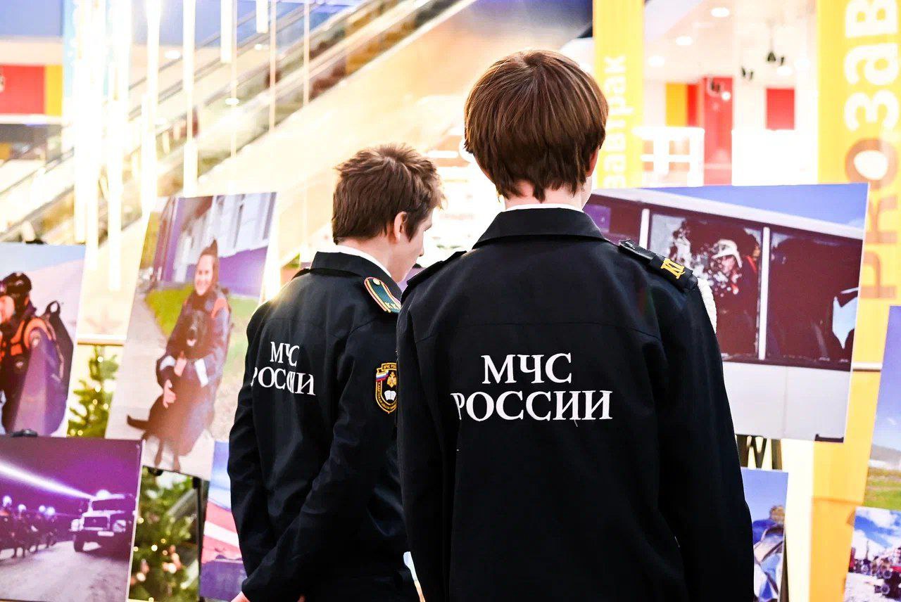 В Мурманске открылась выставка, посвященная 35-летию МЧС России В Мурманске открылась выставка, посвященная 35-летию МЧС России