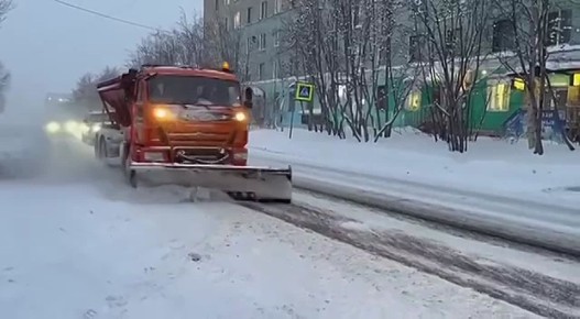 В Мурманске уже выпало 80% месячной нормы осадков: продолжается большая городская уборка