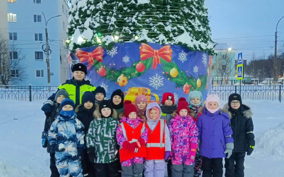 Сотрудники Госавтоинспекции совместно с воспитанниками логопедической группы №2 и их педагогом Татьяной Владимировной провели увлекательное и познавательное мероприятие , целью которого стало изучение правил безопасного...