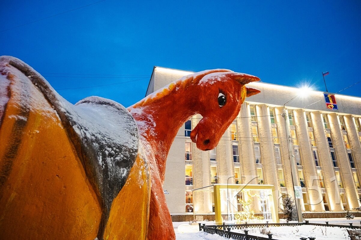 Доброе утро, Заполярье!. На главной площади Мончегорска завершили работу над снежной огненной лошадью – символом наступающего года Доброе утро, Заполярье!. На главной площади Мончегорска завершили работу над снежной огненной лошадью – символом наступающего года