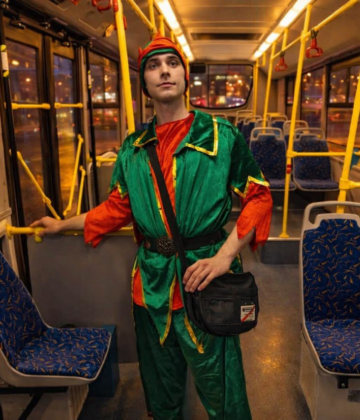 В Мурманске кондуктор в костюме эльфа радует пассажиров праздничным настроением