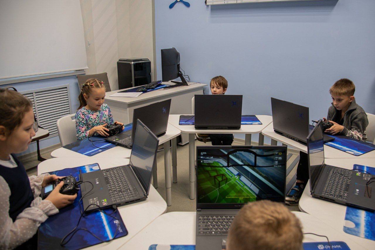 56,9 % расходов бюджета Мурманской области на 2026 год, или порядка 82,5 млрд рублей, будут направлены на образование, здравоохранение, социальную поддержку и повышение качества жизни северян, сообщил на оперативном... 56,9 % расходов бюджета Мурманской области на 2026 год, или порядка 82,5 млрд рублей, будут направлены на образование, здравоохранение, социальную поддержку и повышение качества жизни северян, сообщил на оперативном...