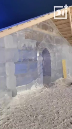 В центре Мурманска завершают строительство ледяной резиденции Деда Мороза