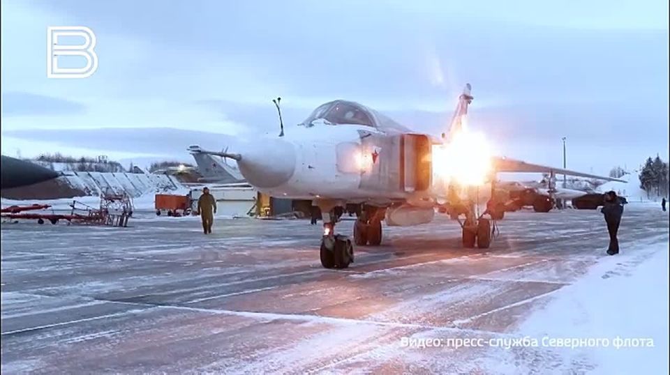 Летчики смешанного корпуса Северного флота отработали дозаправку бомбардировщиков Су-24М в воздухе