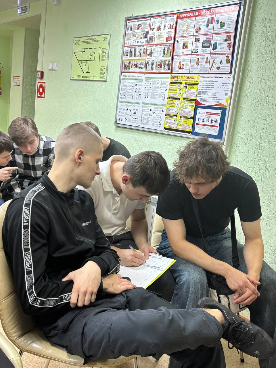 Увлекательный квиз для участников городского проекта «Студенческая среда» прошел в Молодежном центре профилактики МАУ МП «Молодежь51» (пр Увлекательный квиз для участников городского проекта «Студенческая среда» прошел в Молодежном центре профилактики МАУ МП «Молодежь51» (пр