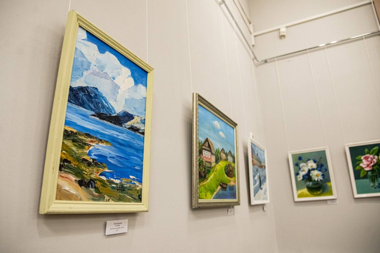 Дуэт художниц Ларисы Кукушкиной и Лады Карицкой из студии живописи «Ультрамарин» (г. Североморск) подготовил для мурманчан выставку картин с пейзажами родного края «Цвет радости», которая сегодня открылась в выставочном зале... Дуэт художниц Ларисы Кукушкиной и Лады Карицкой из студии живописи «Ультрамарин» (г. Североморск) подготовил для мурманчан выставку картин с пейзажами родного края «Цвет радости», которая сегодня открылась в выставочном зале...