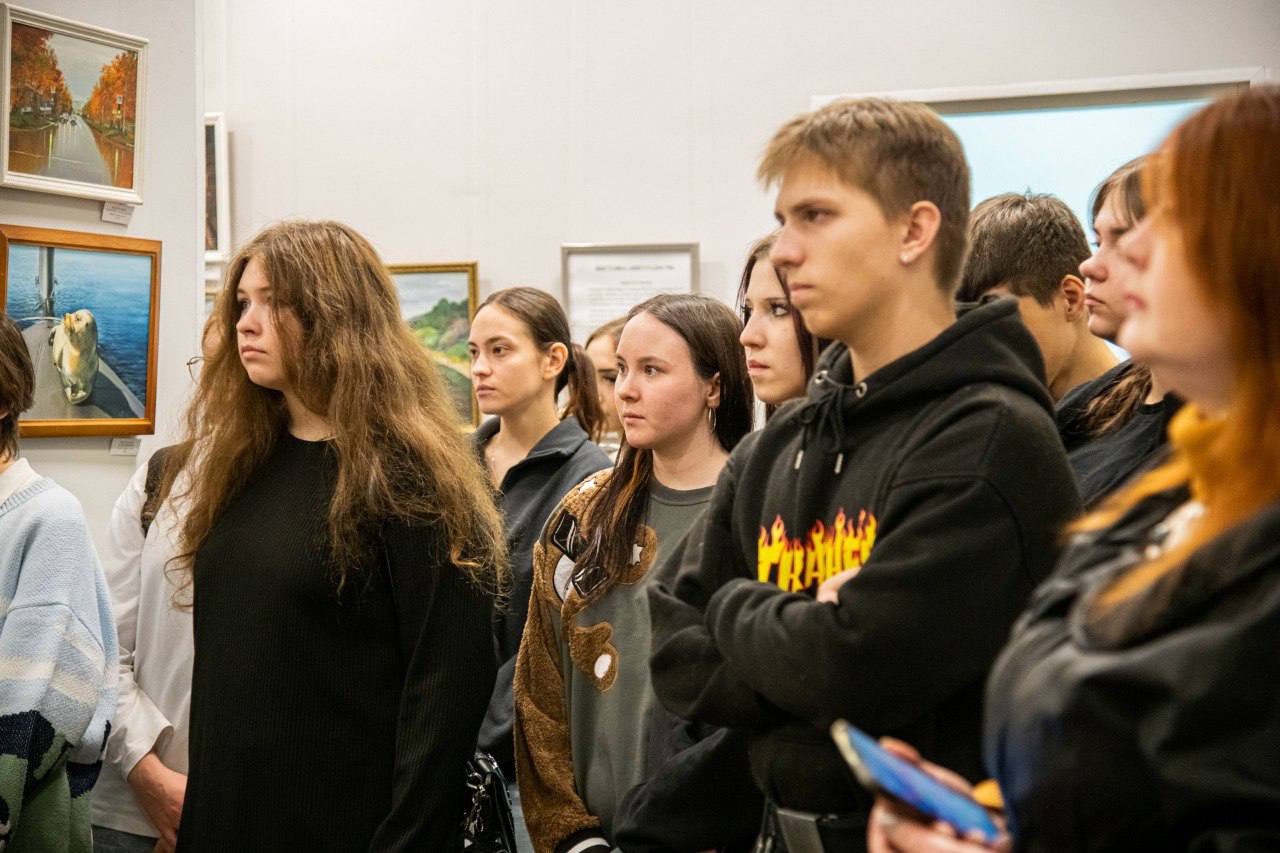 Дуэт художниц Ларисы Кукушкиной и Лады Карицкой из студии живописи «Ультрамарин» (г. Североморск) подготовил для мурманчан выставку картин с пейзажами родного края «Цвет радости», которая сегодня открылась в выставочном зале... Дуэт художниц Ларисы Кукушкиной и Лады Карицкой из студии живописи «Ультрамарин» (г. Североморск) подготовил для мурманчан выставку картин с пейзажами родного края «Цвет радости», которая сегодня открылась в выставочном зале...