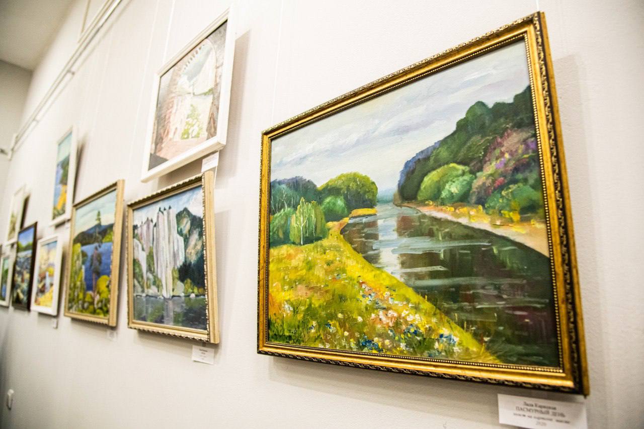 Дуэт художниц Ларисы Кукушкиной и Лады Карицкой из студии живописи «Ультрамарин» (г. Североморск) подготовил для мурманчан выставку картин с пейзажами родного края «Цвет радости», которая сегодня открылась в выставочном зале... Дуэт художниц Ларисы Кукушкиной и Лады Карицкой из студии живописи «Ультрамарин» (г. Североморск) подготовил для мурманчан выставку картин с пейзажами родного края «Цвет радости», которая сегодня открылась в выставочном зале...