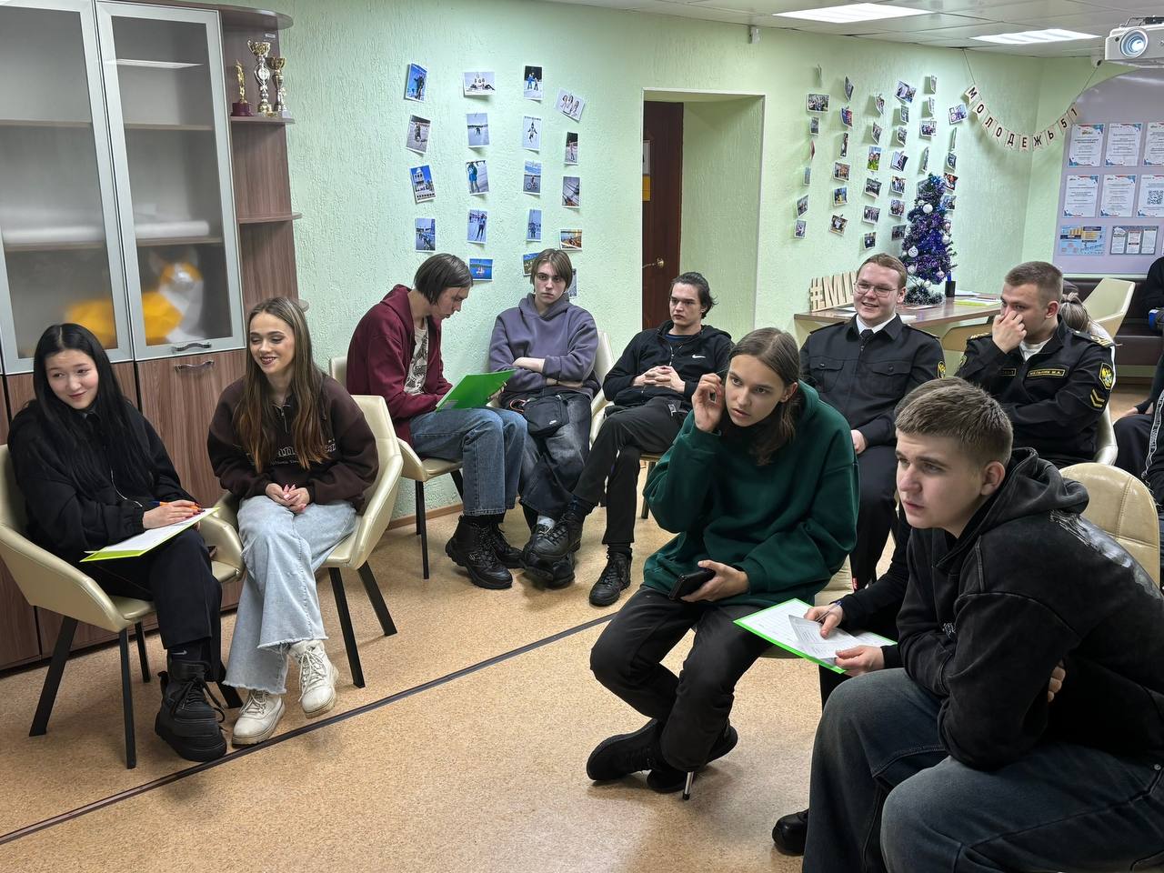 Увлекательный квиз для участников городского проекта «Студенческая среда» прошел в Молодежном центре профилактики МАУ МП «Молодежь51» (пр Увлекательный квиз для участников городского проекта «Студенческая среда» прошел в Молодежном центре профилактики МАУ МП «Молодежь51» (пр