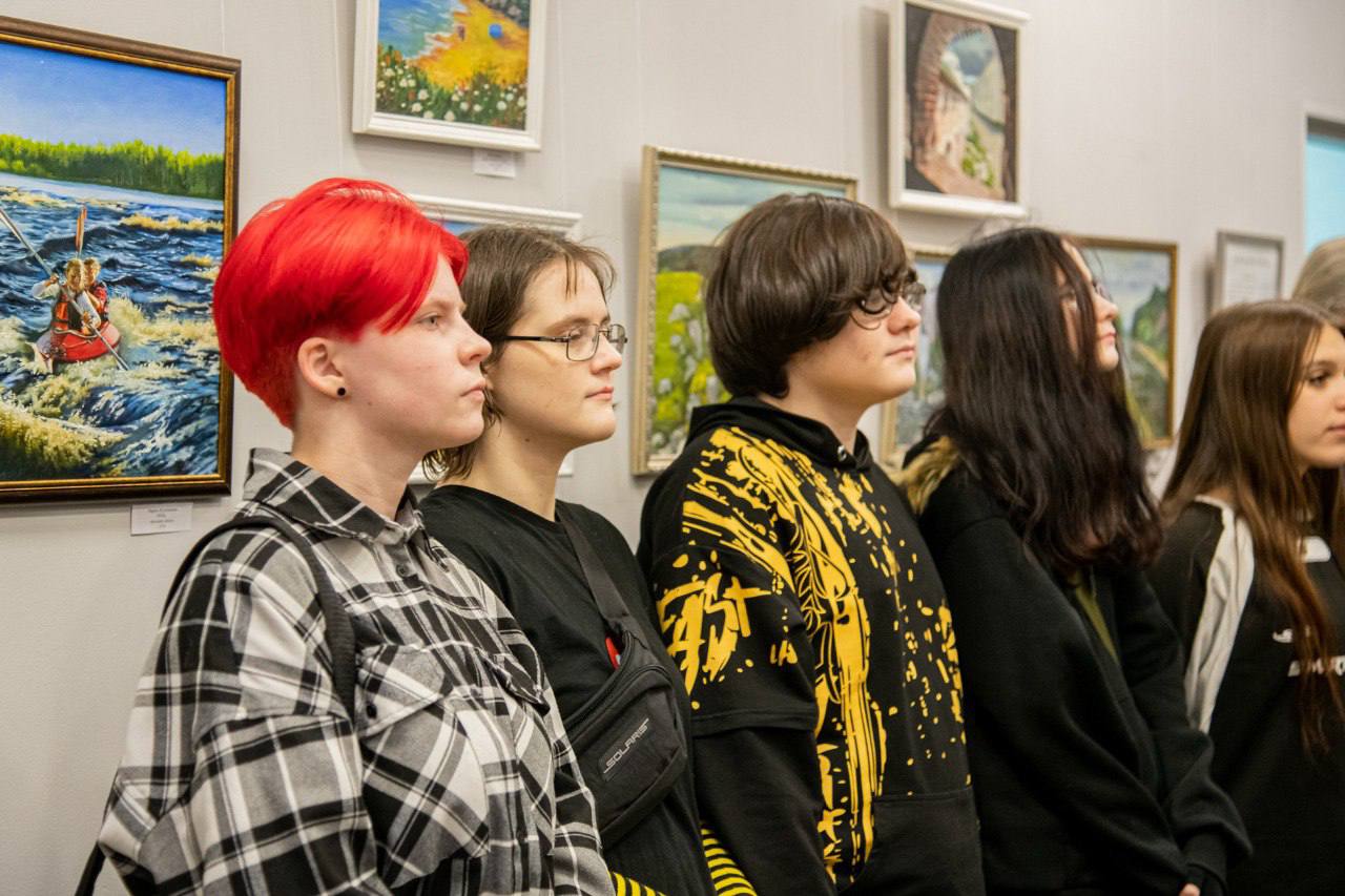 Дуэт художниц Ларисы Кукушкиной и Лады Карицкой из студии живописи «Ультрамарин» (г. Североморск) подготовил для мурманчан выставку картин с пейзажами родного края «Цвет радости», которая сегодня открылась в выставочном зале... Дуэт художниц Ларисы Кукушкиной и Лады Карицкой из студии живописи «Ультрамарин» (г. Североморск) подготовил для мурманчан выставку картин с пейзажами родного края «Цвет радости», которая сегодня открылась в выставочном зале...