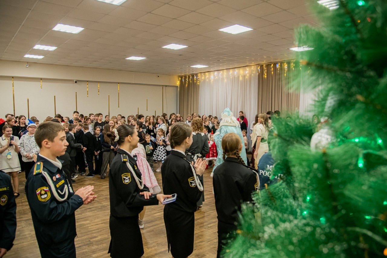 Юные мурманчане получают подарки от главы города Юные мурманчане получают подарки от главы города