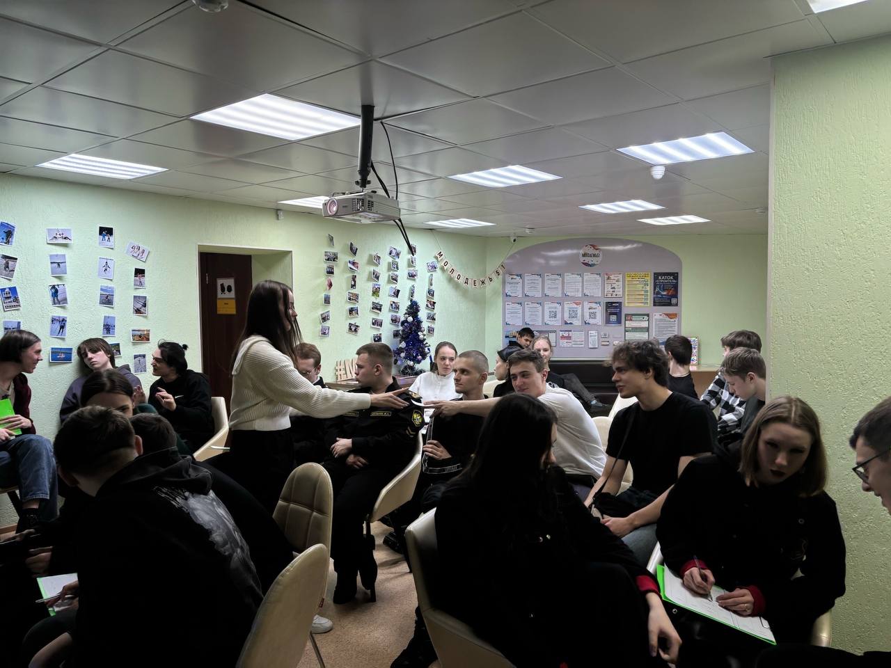 Увлекательный квиз для участников городского проекта «Студенческая среда» прошел в Молодежном центре профилактики МАУ МП «Молодежь51» (пр Увлекательный квиз для участников городского проекта «Студенческая среда» прошел в Молодежном центре профилактики МАУ МП «Молодежь51» (пр