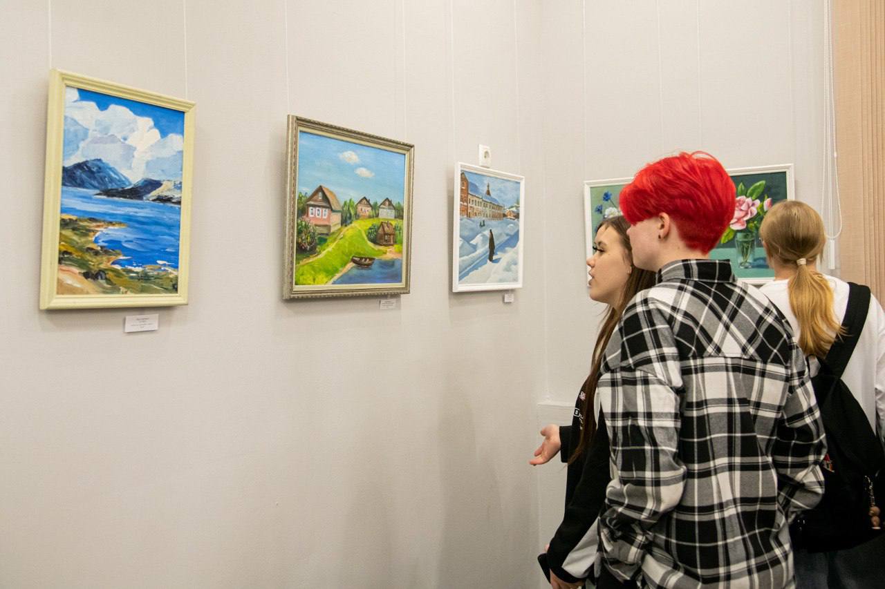 Дуэт художниц Ларисы Кукушкиной и Лады Карицкой из студии живописи «Ультрамарин» (г. Североморск) подготовил для мурманчан выставку картин с пейзажами родного края «Цвет радости», которая сегодня открылась в выставочном зале... Дуэт художниц Ларисы Кукушкиной и Лады Карицкой из студии живописи «Ультрамарин» (г. Североморск) подготовил для мурманчан выставку картин с пейзажами родного края «Цвет радости», которая сегодня открылась в выставочном зале...