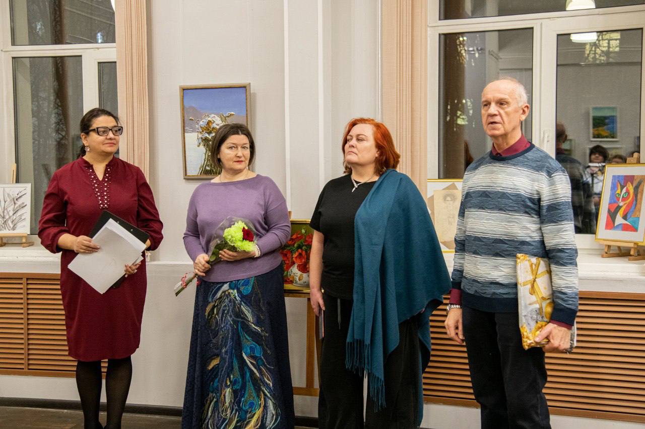 Дуэт художниц Ларисы Кукушкиной и Лады Карицкой из студии живописи «Ультрамарин» (г. Североморск) подготовил для мурманчан выставку картин с пейзажами родного края «Цвет радости», которая сегодня открылась в выставочном зале... Дуэт художниц Ларисы Кукушкиной и Лады Карицкой из студии живописи «Ультрамарин» (г. Североморск) подготовил для мурманчан выставку картин с пейзажами родного края «Цвет радости», которая сегодня открылась в выставочном зале...