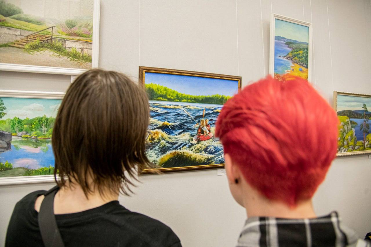 Дуэт художниц Ларисы Кукушкиной и Лады Карицкой из студии живописи «Ультрамарин» (г. Североморск) подготовил для мурманчан выставку картин с пейзажами родного края «Цвет радости», которая сегодня открылась в выставочном зале... Дуэт художниц Ларисы Кукушкиной и Лады Карицкой из студии живописи «Ультрамарин» (г. Североморск) подготовил для мурманчан выставку картин с пейзажами родного края «Цвет радости», которая сегодня открылась в выставочном зале...