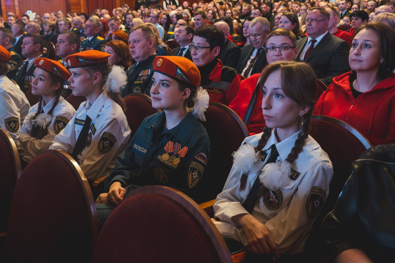 В преддверии Дня спасателя Андрей Чибис поздравил сотрудников МЧС с профессиональным праздником и вручил заслуженные награды В преддверии Дня спасателя Андрей Чибис поздравил сотрудников МЧС с профессиональным праздником и вручил заслуженные награды