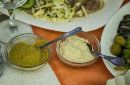 Добавьте такую заправку в мясной салат и получите пикантное блюдо: хитрость хозяек