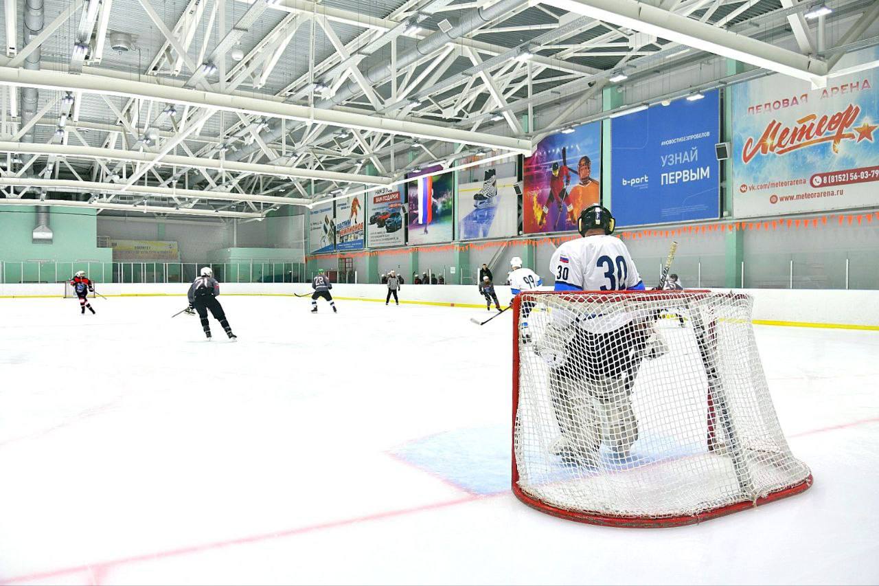Красивыми пасами, сильными бросками, эффектными обводками и вратарскими сейвами могут насладиться болельщики турнира города Мурманска по хоккею среди мужских команд Красивыми пасами, сильными бросками, эффектными обводками и вратарскими сейвами могут насладиться болельщики турнира города Мурманска по хоккею среди мужских команд