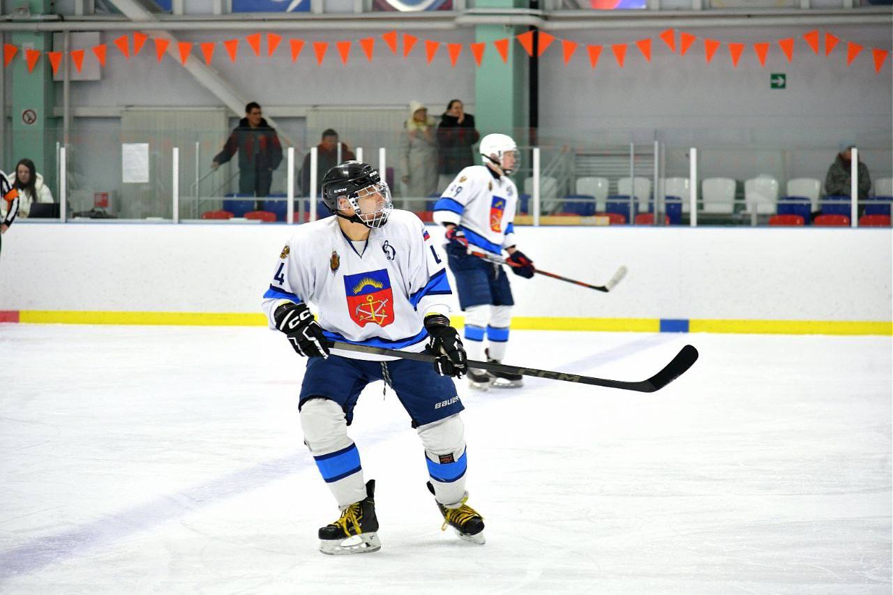 Красивыми пасами, сильными бросками, эффектными обводками и вратарскими сейвами могут насладиться болельщики турнира города Мурманска по хоккею среди мужских команд Красивыми пасами, сильными бросками, эффектными обводками и вратарскими сейвами могут насладиться болельщики турнира города Мурманска по хоккею среди мужских команд