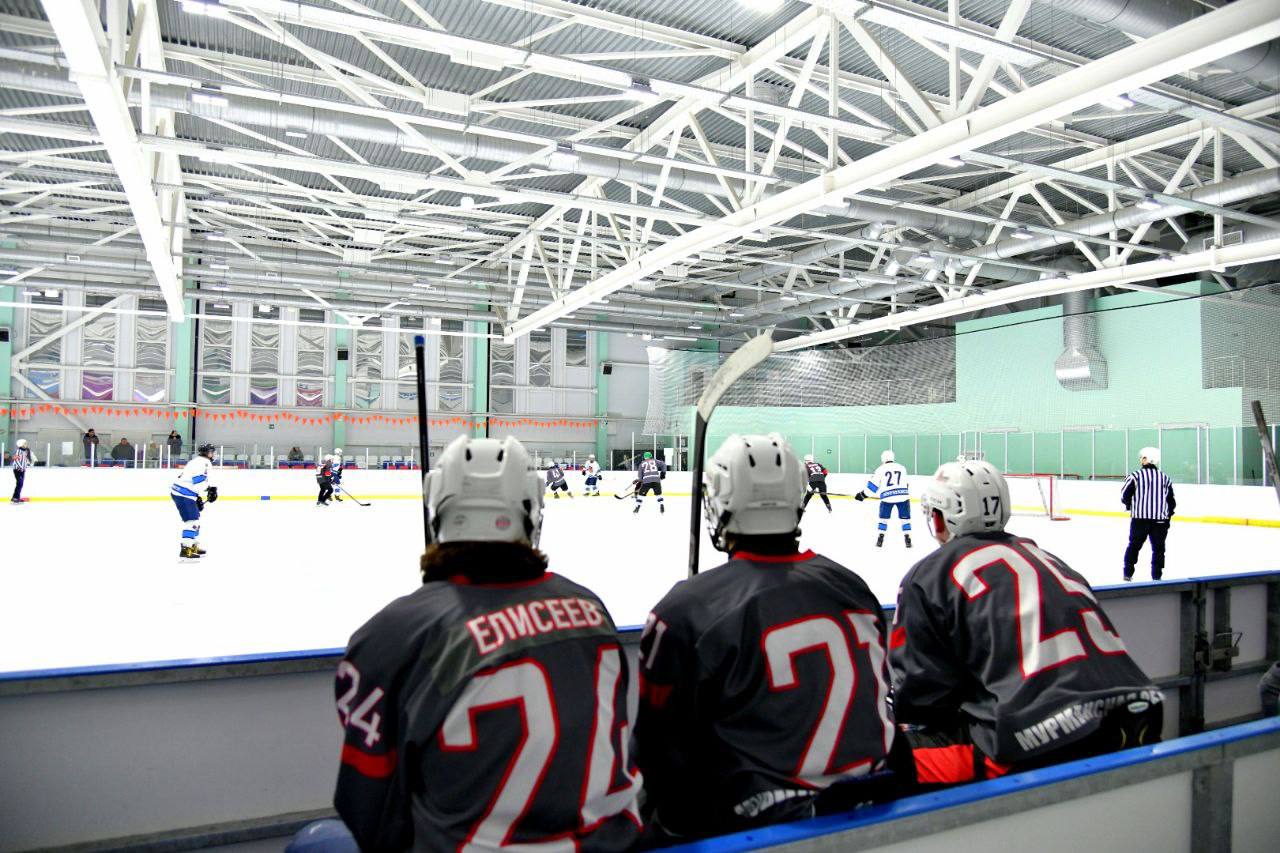 Красивыми пасами, сильными бросками, эффектными обводками и вратарскими сейвами могут насладиться болельщики турнира города Мурманска по хоккею среди мужских команд