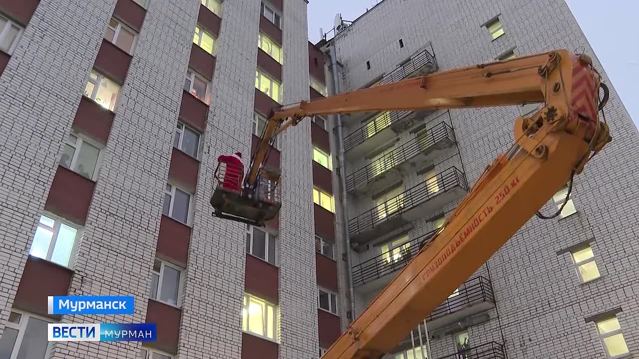 Посмотреть в окно и увидеть чудо: в Мурманской детской областной клинической больнице десантировался Дед Мороз