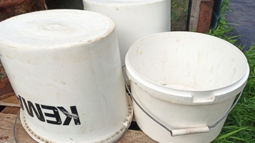 Необычные идеи для использования пластиковых ведер: от кашпо до уютных пуфов