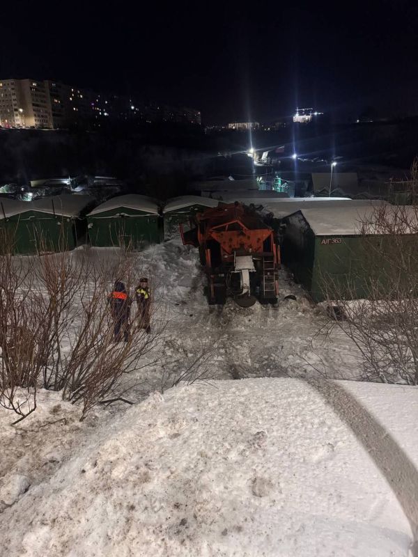 . По предварительным данным, сегодня около 06:05 утра в городе Мурманске на новом мостовом переходе со стороны микрорайона Абрам-мыс, в районе дома 2/1 по улице Фадеев Ручей, произошло...