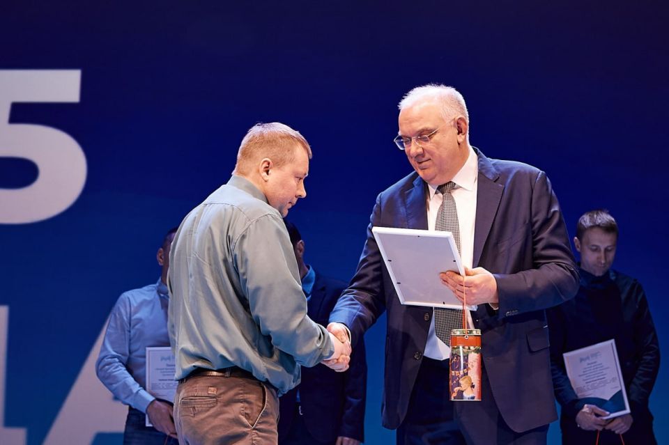 В Мурманском порту наградили лучших работников года