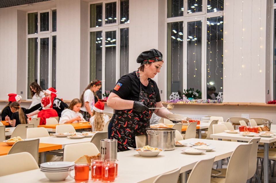 В 2026 году бесплатное питание для школьников 1–4 классов и льготных категорий обучающихся сохранено в полном объёме