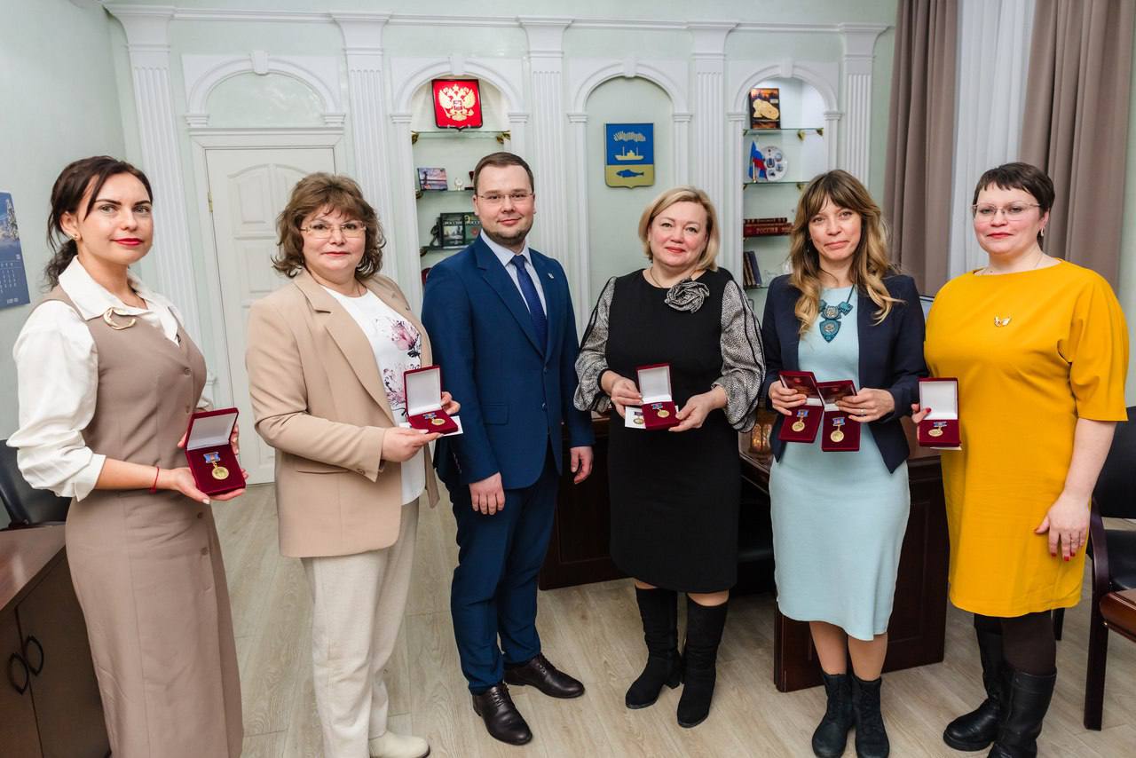 Глава города Мурманска Иван Лебедев вручил почетные знаки губернатора Мурманской области «За оказание помощи и поддержку при проведении СВО «СВОих не бросаем» жителям и организациям города Глава города Мурманска Иван Лебедев вручил почетные знаки губернатора Мурманской области «За оказание помощи и поддержку при проведении СВО «СВОих не бросаем» жителям и организациям города