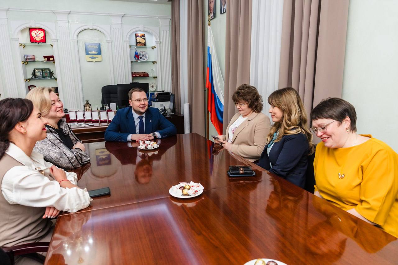 Глава города Мурманска Иван Лебедев вручил почетные знаки губернатора Мурманской области «За оказание помощи и поддержку при проведении СВО «СВОих не бросаем» жителям и организациям города Глава города Мурманска Иван Лебедев вручил почетные знаки губернатора Мурманской области «За оказание помощи и поддержку при проведении СВО «СВОих не бросаем» жителям и организациям города