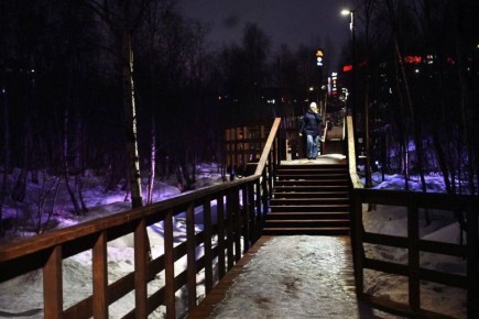 Доброе утро, Заполярье!. Зона отдыха «Чистый ручей» в Мурманске засияла огнями! На ее территории завершился монтаж архитектурно-художественной подсветки: 90 прожекторов, 832 метра кабельных линий и 306 метров витой пары...
