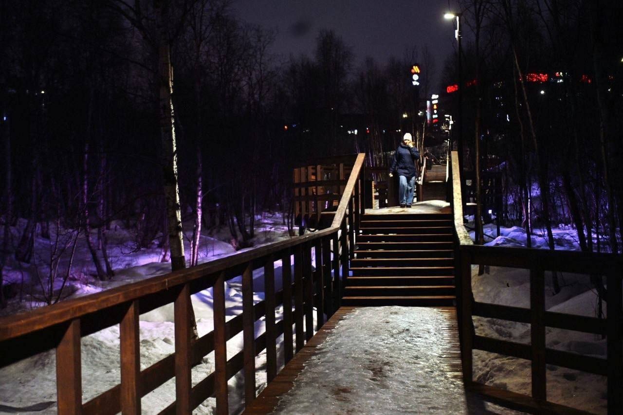 Доброе утро, Заполярье!. Зона отдыха «Чистый ручей» в Мурманске засияла огнями! На ее территории завершился монтаж архитектурно-художественной подсветки: 90 прожекторов, 832 метра кабельных линий и 306 метров витой пары...