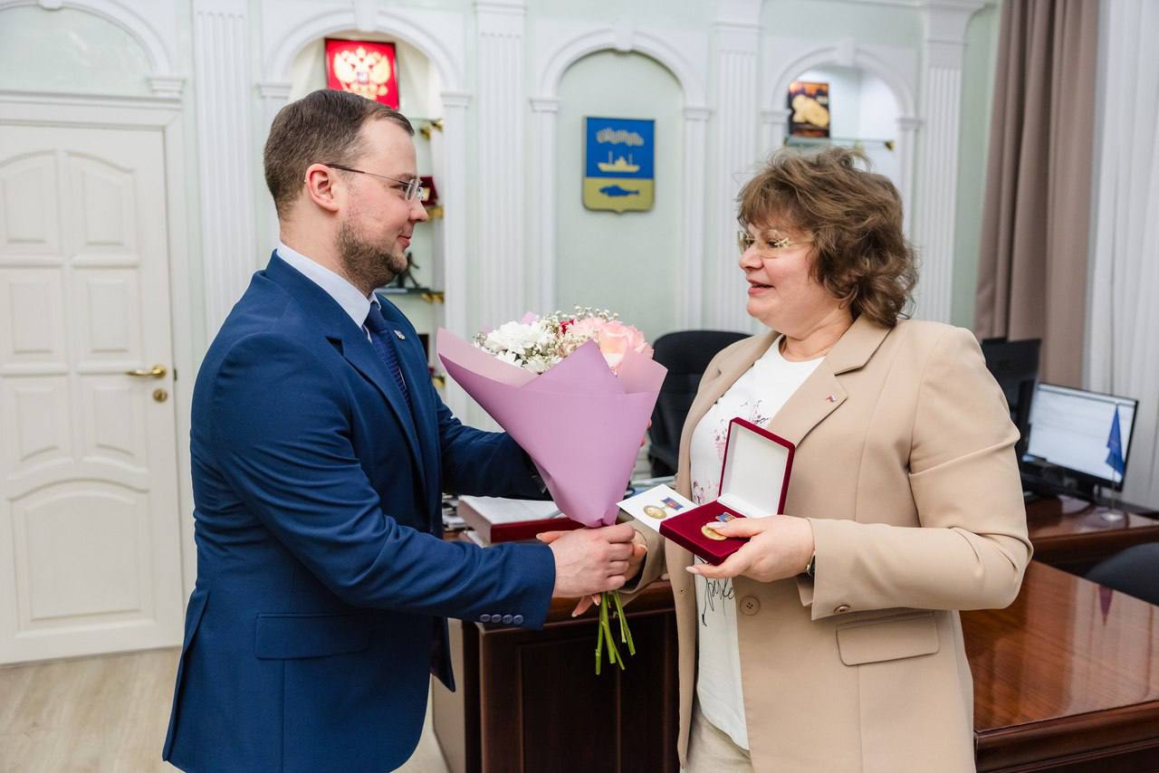 Глава города Мурманска Иван Лебедев вручил почетные знаки губернатора Мурманской области «За оказание помощи и поддержку при проведении СВО «СВОих не бросаем» жителям и организациям города Глава города Мурманска Иван Лебедев вручил почетные знаки губернатора Мурманской области «За оказание помощи и поддержку при проведении СВО «СВОих не бросаем» жителям и организациям города