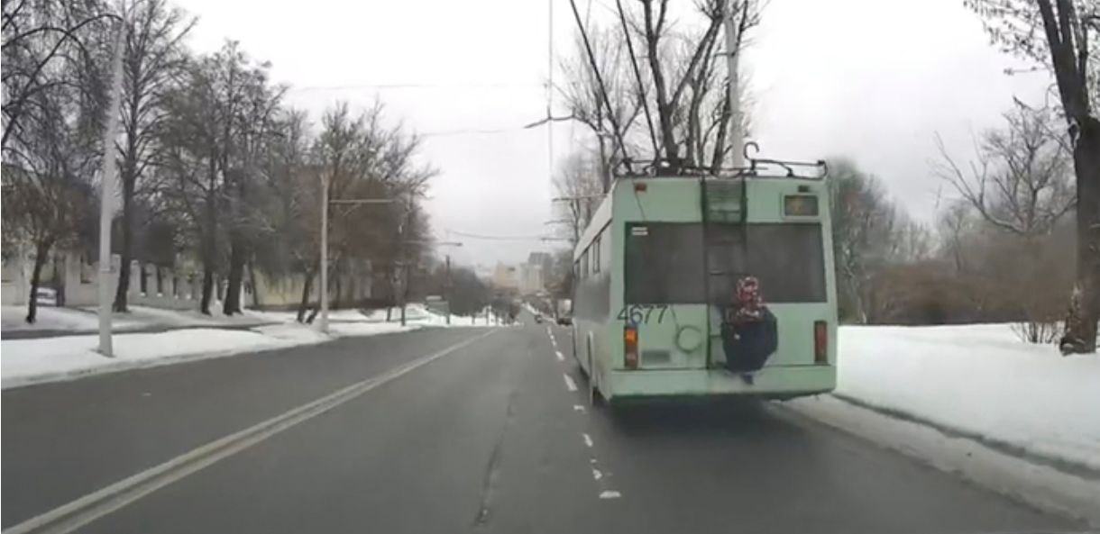 Госавтоинспекция города Мурманска предупреждает о повышенном риске зацепинга — опасного и запрещенного вида активности, связанного с проездом снаружи транспорта или посадкой и высадкой на ходу Госавтоинспекция города Мурманска предупреждает о повышенном риске зацепинга — опасного и запрещенного вида активности, связанного с проездом снаружи транспорта или посадкой и высадкой на ходу