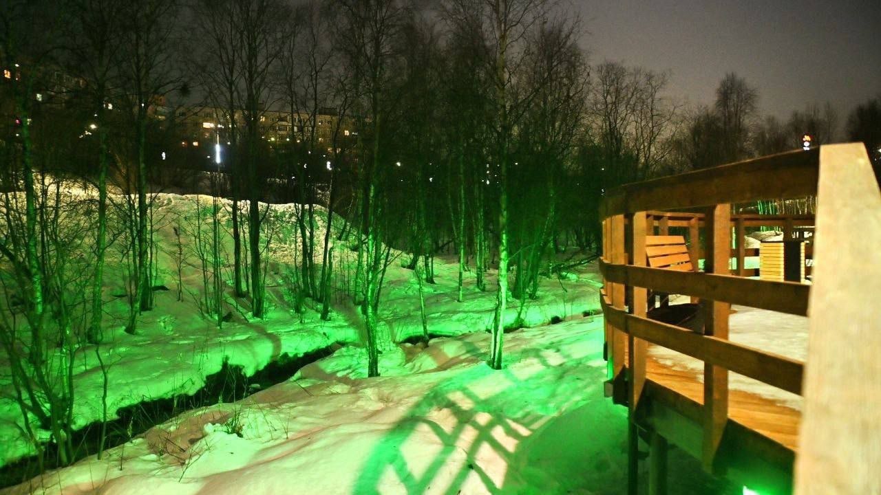 Доброе утро, Заполярье!. Зона отдыха «Чистый ручей» в Мурманске засияла огнями! На ее территории завершился монтаж архитектурно-художественной подсветки: 90 прожекторов, 832 метра кабельных линий и 306 метров витой пары... Доброе утро, Заполярье!. Зона отдыха «Чистый ручей» в Мурманске засияла огнями! На ее территории завершился монтаж архитектурно-художественной подсветки: 90 прожекторов, 832 метра кабельных линий и 306 метров витой пары...