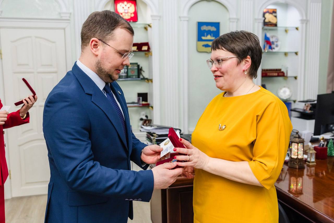 Глава города Мурманска Иван Лебедев вручил почетные знаки губернатора Мурманской области «За оказание помощи и поддержку при проведении СВО «СВОих не бросаем» жителям и организациям города Глава города Мурманска Иван Лебедев вручил почетные знаки губернатора Мурманской области «За оказание помощи и поддержку при проведении СВО «СВОих не бросаем» жителям и организациям города